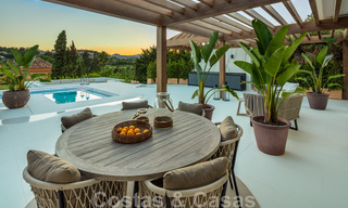 Villa de lujo andaluza contemporánea en venta con numerosas comodidades de lujo, rodeada de campos de golf en Nueva Andalucía, Marbella 44381 