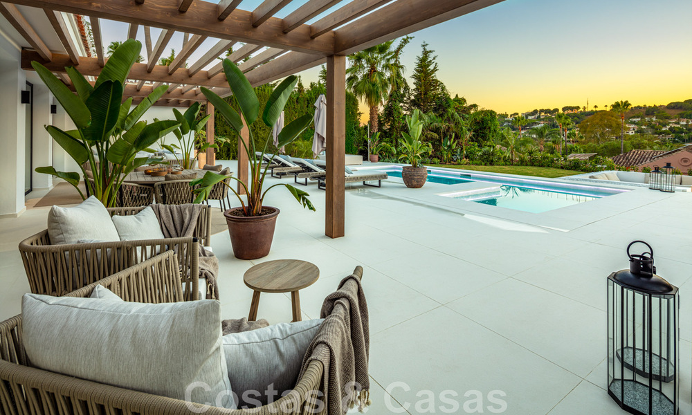 Villa de lujo andaluza contemporánea en venta con numerosas comodidades de lujo, rodeada de campos de golf en Nueva Andalucía, Marbella 44382
