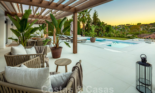 Villa de lujo andaluza contemporánea en venta con numerosas comodidades de lujo, rodeada de campos de golf en Nueva Andalucía, Marbella 44382 
