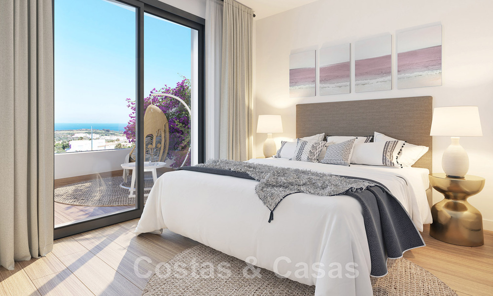 Se venden lujosos apartamentos nuevos de estilo contemporáneo con amplia terraza y vistas panorámicas al mar en Estepona centro 44293