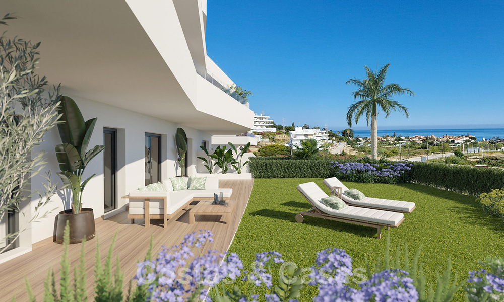 Se venden lujosos apartamentos nuevos de estilo contemporáneo con amplia terraza y vistas panorámicas al mar en Estepona centro 44294
