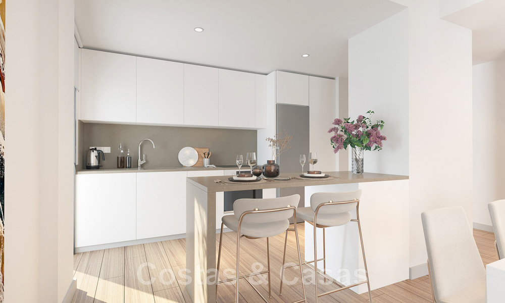 Se venden lujosos apartamentos nuevos de estilo contemporáneo con amplia terraza y vistas panorámicas al mar en Estepona centro 44295