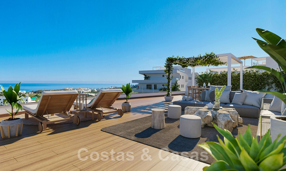 Se venden lujosos apartamentos nuevos de estilo contemporáneo con amplia terraza y vistas panorámicas al mar en Estepona centro 44296