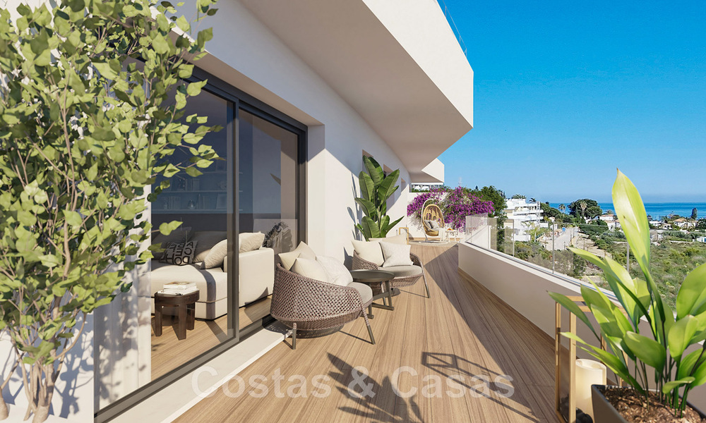 Se venden lujosos apartamentos nuevos de estilo contemporáneo con amplia terraza y vistas panorámicas al mar en Estepona centro 44297