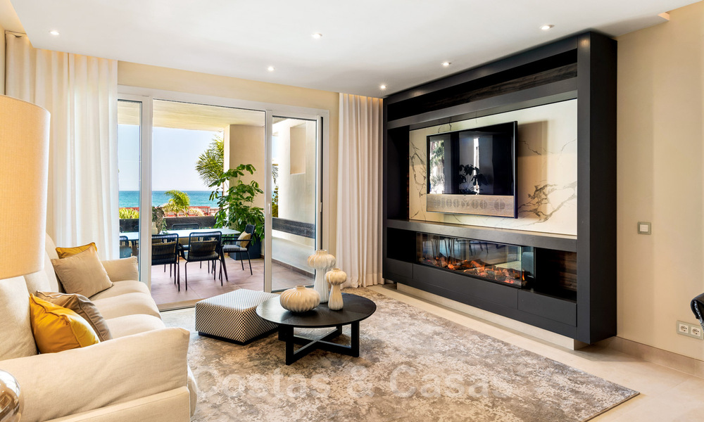 Amplio y lujoso apartamento en venta en un complejo asegurado, en primera línea de playa, con impresionantes vistas al mar, en la Milla de Oro entre Marbella – Estepona 44037