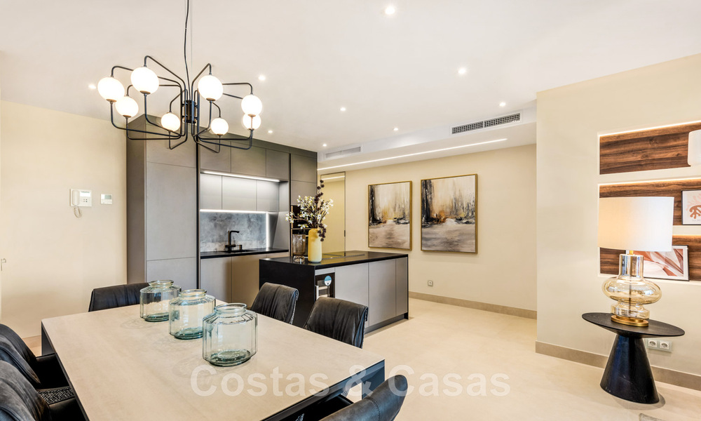 Amplio y lujoso apartamento en venta en un complejo asegurado, en primera línea de playa, con impresionantes vistas al mar, en la Milla de Oro entre Marbella – Estepona 44038