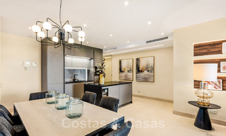 Amplio y lujoso apartamento en venta en un complejo asegurado, en primera línea de playa, con impresionantes vistas al mar, en la Milla de Oro entre Marbella – Estepona 44038 