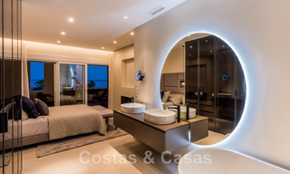 Amplio y lujoso apartamento en venta en un complejo asegurado, en primera línea de playa, con impresionantes vistas al mar, en la Milla de Oro entre Marbella – Estepona 44040 
