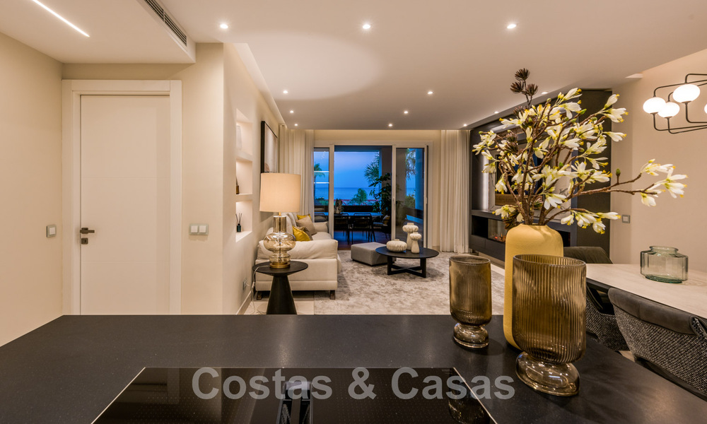 Amplio y lujoso apartamento en venta en un complejo asegurado, en primera línea de playa, con impresionantes vistas al mar, en la Milla de Oro entre Marbella – Estepona 44041