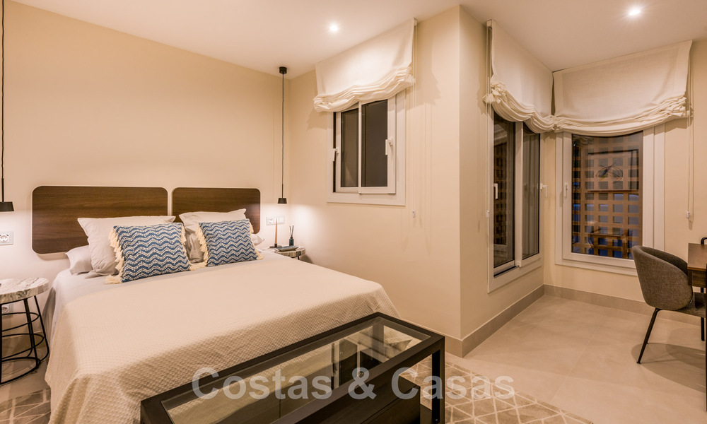 Amplio y lujoso apartamento en venta en un complejo asegurado, en primera línea de playa, con impresionantes vistas al mar, en la Milla de Oro entre Marbella – Estepona 44042