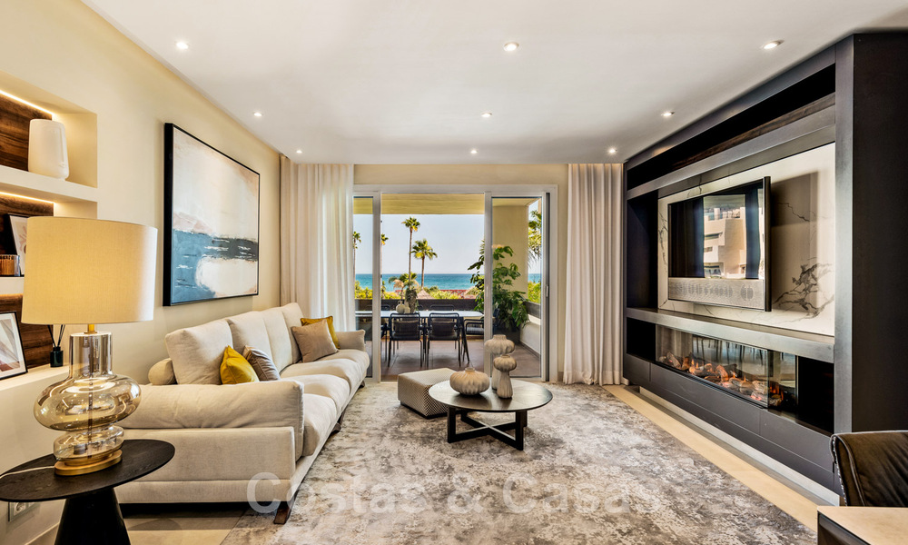 Amplio y lujoso apartamento en venta en un complejo asegurado, en primera línea de playa, con impresionantes vistas al mar, en la Milla de Oro entre Marbella – Estepona 44043