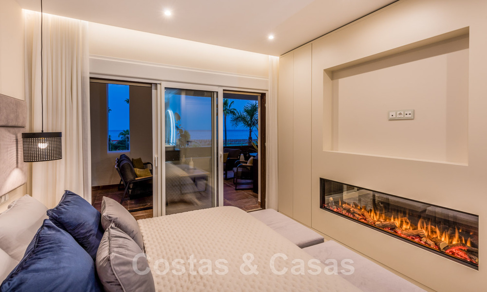 Amplio y lujoso apartamento en venta en un complejo asegurado, en primera línea de playa, con impresionantes vistas al mar, en la Milla de Oro entre Marbella – Estepona 44045