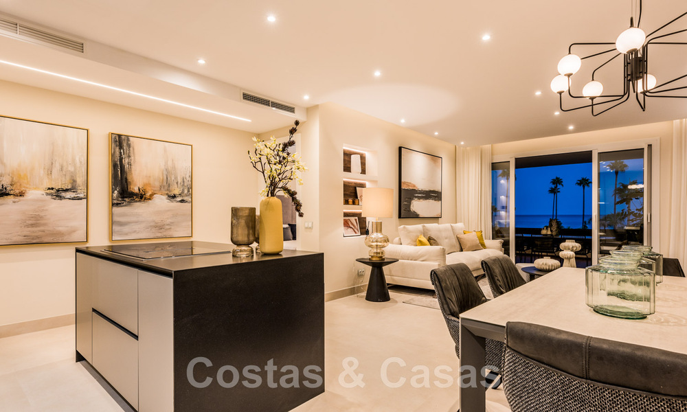 Amplio y lujoso apartamento en venta en un complejo asegurado, en primera línea de playa, con impresionantes vistas al mar, en la Milla de Oro entre Marbella – Estepona 44047