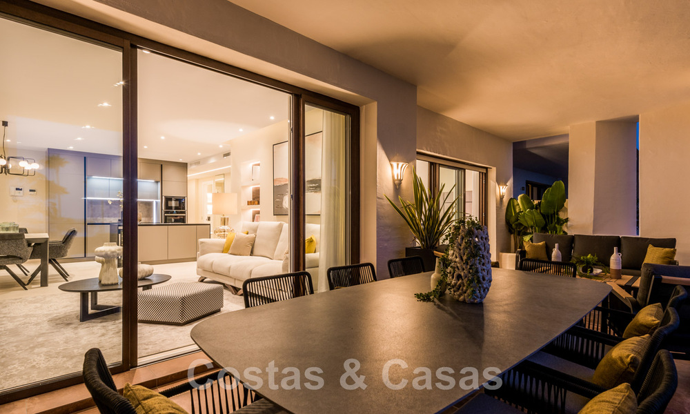 Amplio y lujoso apartamento en venta en un complejo asegurado, en primera línea de playa, con impresionantes vistas al mar, en la Milla de Oro entre Marbella – Estepona 44048