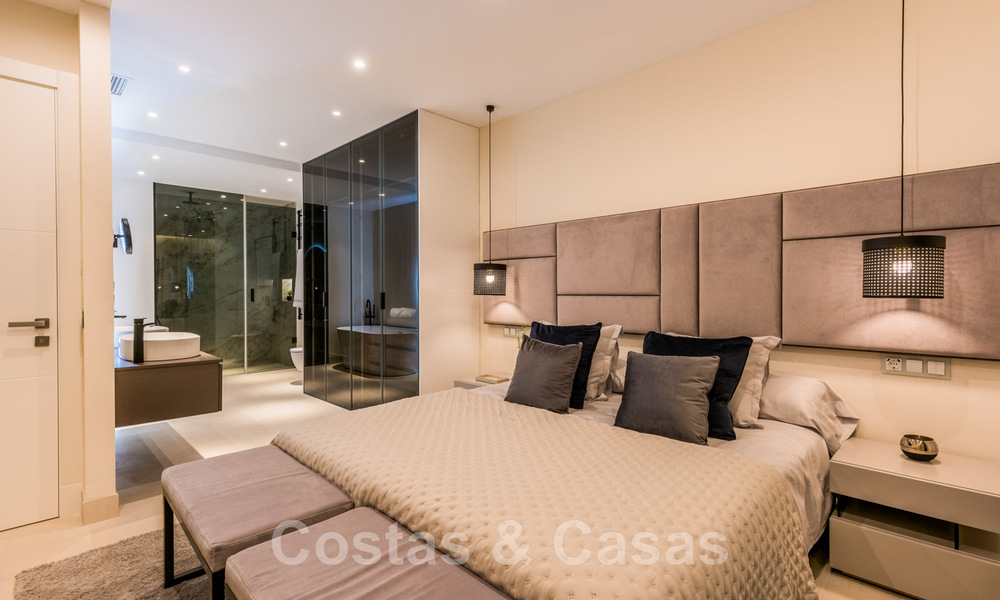 Amplio y lujoso apartamento en venta en un complejo asegurado, en primera línea de playa, con impresionantes vistas al mar, en la Milla de Oro entre Marbella – Estepona 44049