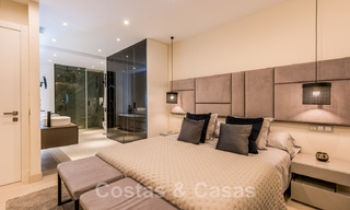 Amplio y lujoso apartamento en venta en un complejo asegurado, en primera línea de playa, con impresionantes vistas al mar, en la Milla de Oro entre Marbella – Estepona 44049 