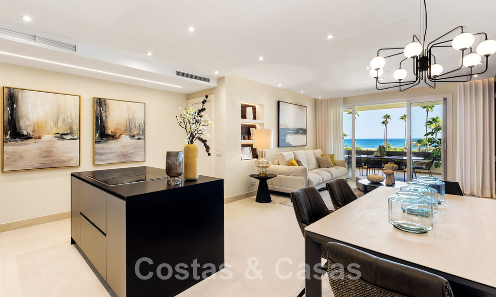 Amplio y lujoso apartamento en venta en un complejo asegurado, en primera línea de playa, con impresionantes vistas al mar, en la Milla de Oro entre Marbella – Estepona 44051