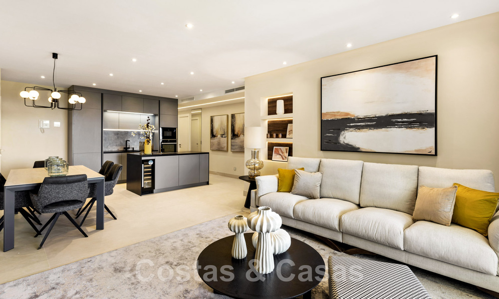 Amplio y lujoso apartamento en venta en un complejo asegurado, en primera línea de playa, con impresionantes vistas al mar, en la Milla de Oro entre Marbella – Estepona 44052