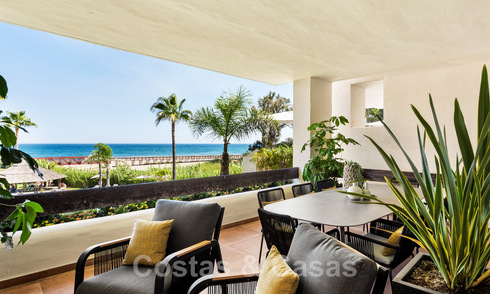 Amplio y lujoso apartamento en venta en un complejo asegurado, en primera línea de playa, con impresionantes vistas al mar, en la Milla de Oro entre Marbella – Estepona 44053