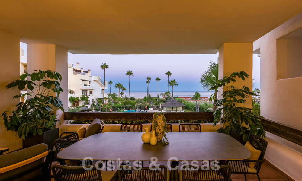 Amplio y lujoso apartamento en venta en un complejo asegurado, en primera línea de playa, con impresionantes vistas al mar, en la Milla de Oro entre Marbella – Estepona 44054