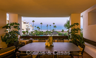 Amplio y lujoso apartamento en venta en un complejo asegurado, en primera línea de playa, con impresionantes vistas al mar, en la Milla de Oro entre Marbella – Estepona 44054 