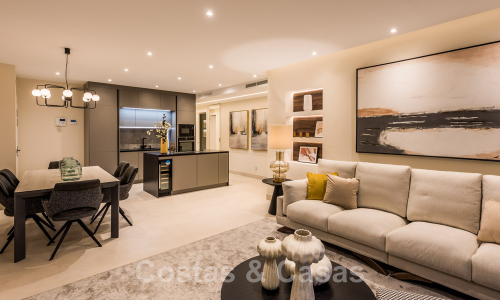 Amplio y lujoso apartamento en venta en un complejo asegurado, en primera línea de playa, con impresionantes vistas al mar, en la Milla de Oro entre Marbella – Estepona 44055