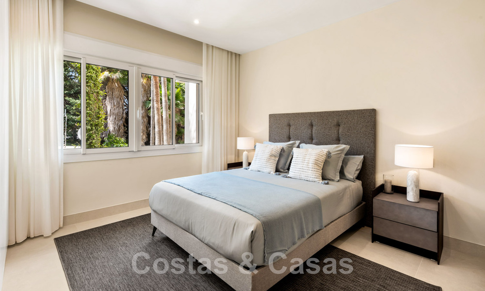 Amplio y lujoso apartamento en venta en un complejo asegurado, en primera línea de playa, con impresionantes vistas al mar, en la Milla de Oro entre Marbella – Estepona 44056