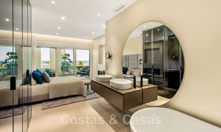 Amplio y lujoso apartamento en venta en un complejo asegurado, en primera línea de playa, con impresionantes vistas al mar, en la Milla de Oro entre Marbella – Estepona 44057 