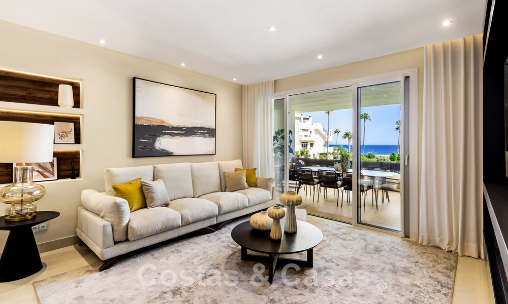 Amplio y lujoso apartamento en venta en un complejo asegurado, en primera línea de playa, con impresionantes vistas al mar, en la Milla de Oro entre Marbella – Estepona 44060