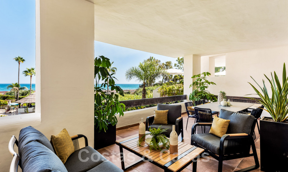 Amplio y lujoso apartamento en venta en un complejo asegurado, en primera línea de playa, con impresionantes vistas al mar, en la Milla de Oro entre Marbella – Estepona 44061