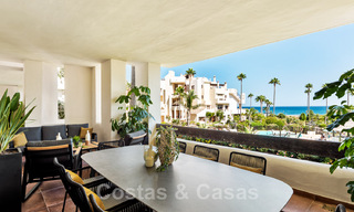 Amplio y lujoso apartamento en venta en un complejo asegurado, en primera línea de playa, con impresionantes vistas al mar, en la Milla de Oro entre Marbella – Estepona 44062 