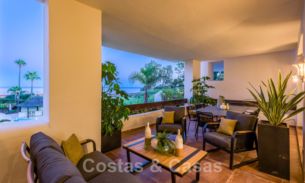 Amplio y lujoso apartamento en venta en un complejo asegurado, en primera línea de playa, con impresionantes vistas al mar, en la Milla de Oro entre Marbella – Estepona 44063