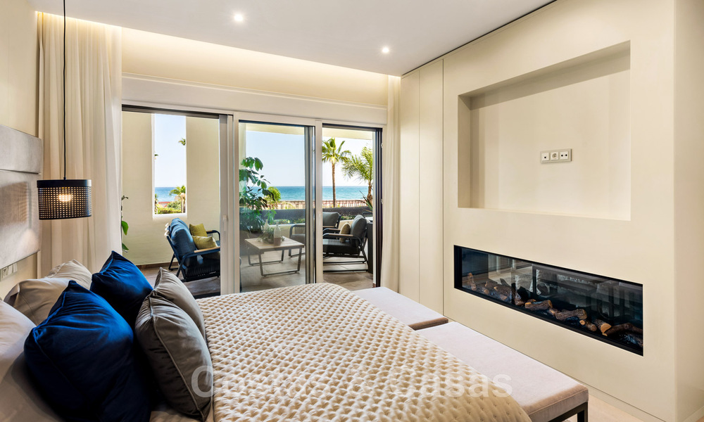 Amplio y lujoso apartamento en venta en un complejo asegurado, en primera línea de playa, con impresionantes vistas al mar, en la Milla de Oro entre Marbella – Estepona 44071