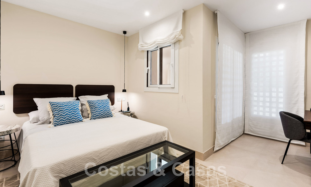 Amplio y lujoso apartamento en venta en un complejo asegurado, en primera línea de playa, con impresionantes vistas al mar, en la Milla de Oro entre Marbella – Estepona 44072