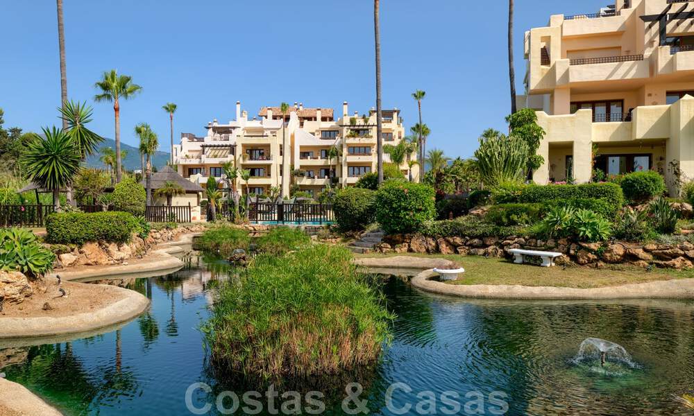 Amplio y lujoso apartamento en venta en un complejo asegurado, en primera línea de playa, con impresionantes vistas al mar, en la Milla de Oro entre Marbella – Estepona 44073