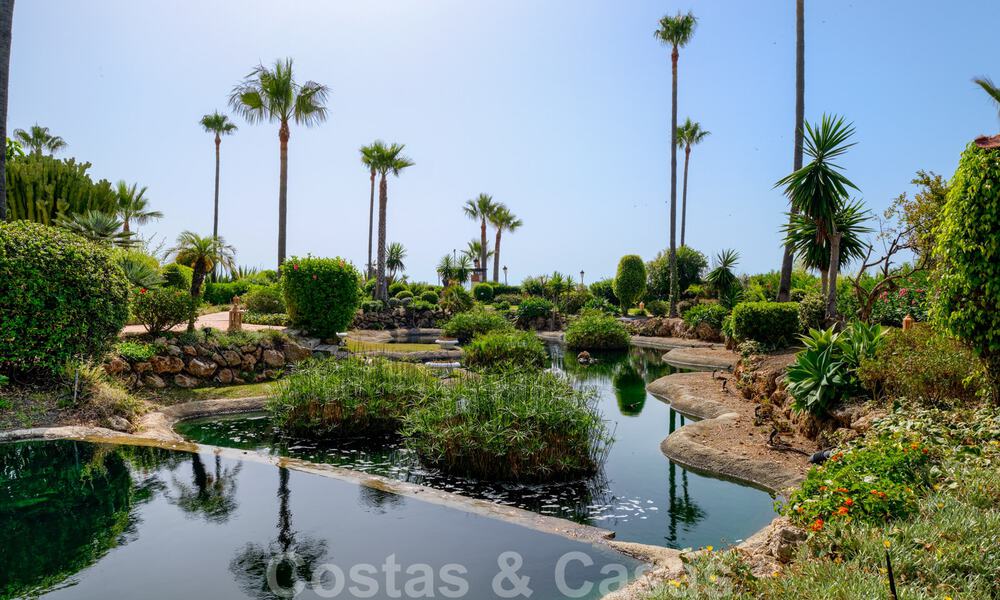 Amplio y lujoso apartamento en venta en un complejo asegurado, en primera línea de playa, con impresionantes vistas al mar, en la Milla de Oro entre Marbella – Estepona 44074