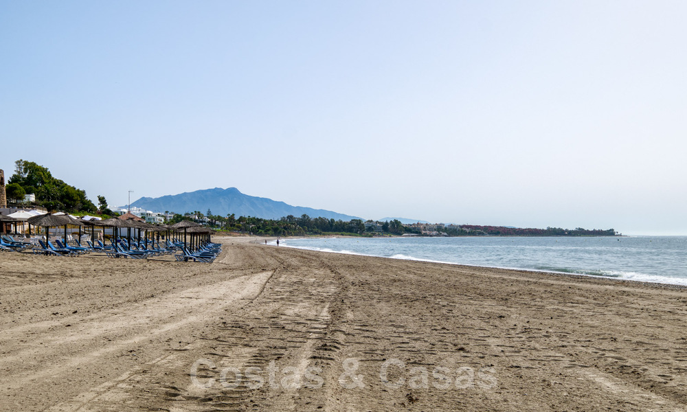 Amplio y lujoso apartamento en venta en un complejo asegurado, en primera línea de playa, con impresionantes vistas al mar, en la Milla de Oro entre Marbella – Estepona 44075