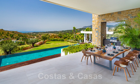 Fenomenal villa de lujo contemporánea en venta, directamente en el campo de golf con vistas al mar en un resort de golf en Marbella - Benahavis 43970