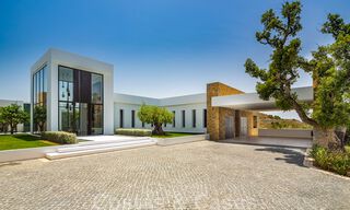 Fenomenal villa de lujo contemporánea en venta, directamente en el campo de golf con vistas al mar en un resort de golf en Marbella - Benahavis 43972 