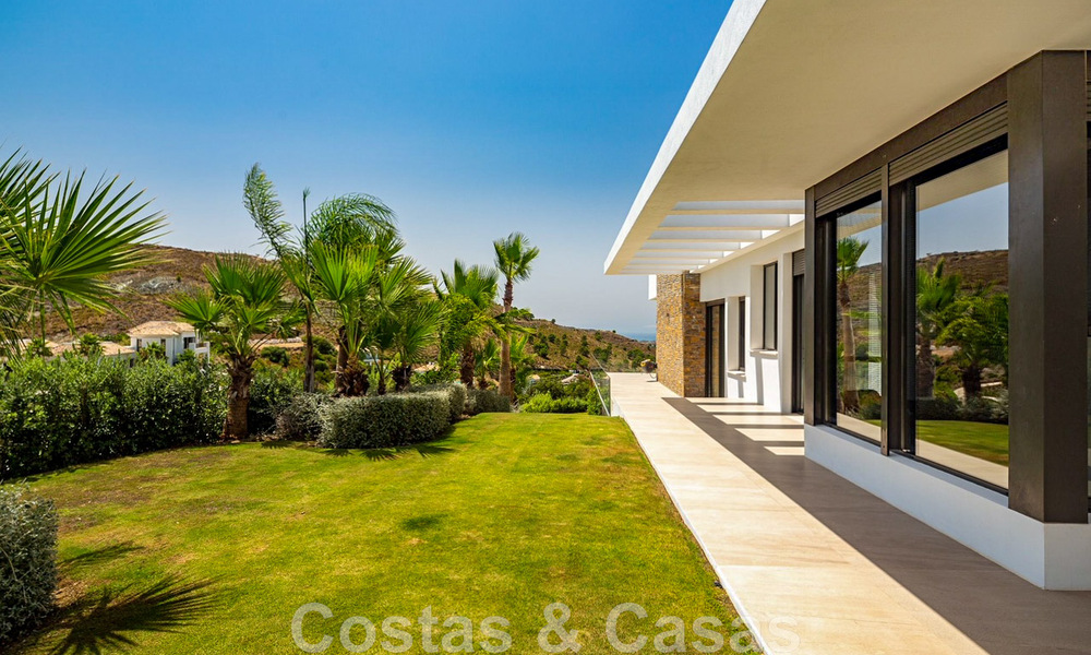 Fenomenal villa de lujo contemporánea en venta, directamente en el campo de golf con vistas al mar en un resort de golf en Marbella - Benahavis 43975