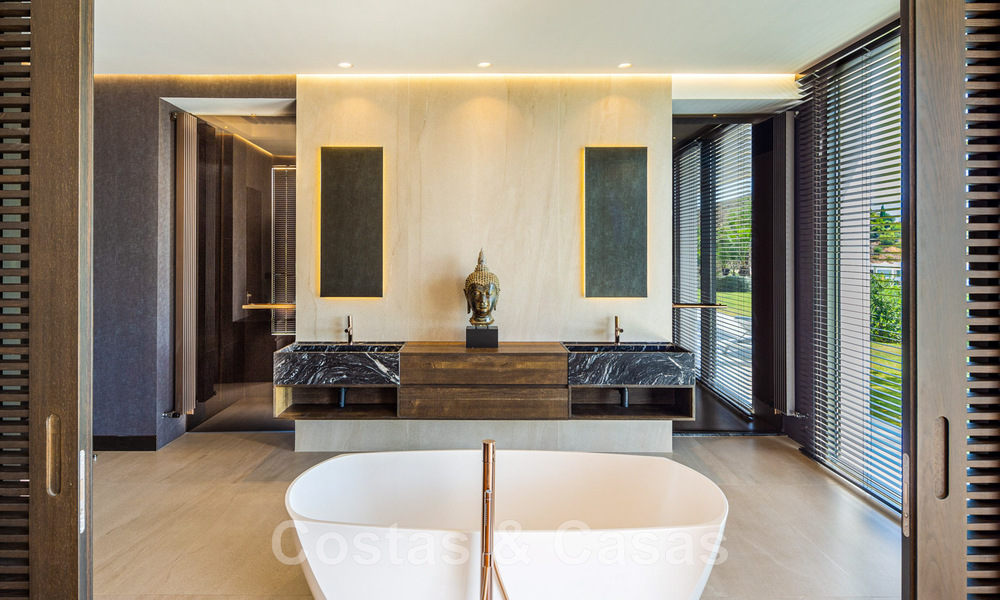 Fenomenal villa de lujo contemporánea en venta, directamente en el campo de golf con vistas al mar en un resort de golf en Marbella - Benahavis 43978