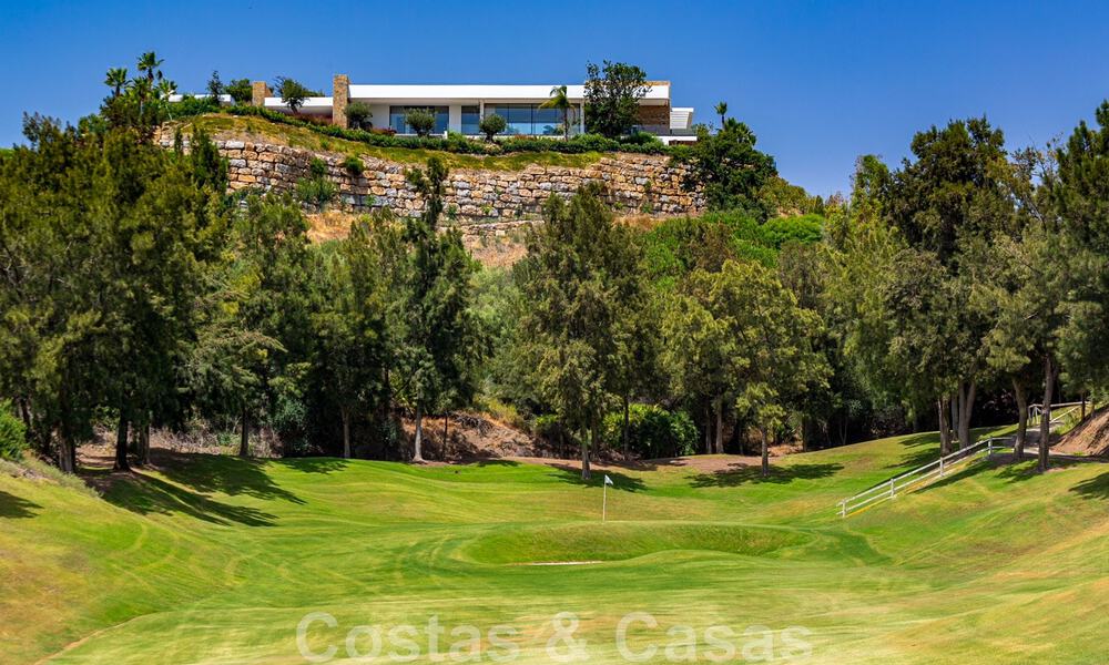 Fenomenal villa de lujo contemporánea en venta, directamente en el campo de golf con vistas al mar en un resort de golf en Marbella - Benahavis 43979