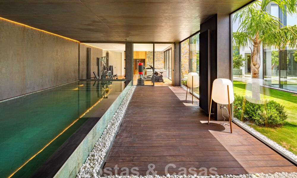 Fenomenal villa de lujo contemporánea en venta, directamente en el campo de golf con vistas al mar en un resort de golf en Marbella - Benahavis 43980