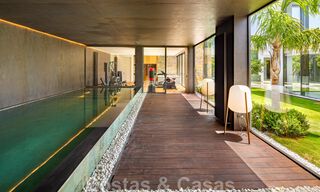Fenomenal villa de lujo contemporánea en venta, directamente en el campo de golf con vistas al mar en un resort de golf en Marbella - Benahavis 43980 