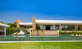 Fenomenal villa de lujo contemporánea en venta, directamente en el campo de golf con vistas al mar en un resort de golf en Marbella - Benahavis 43982 