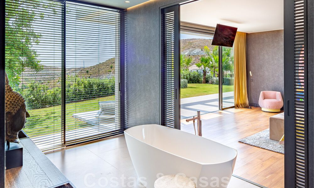 Fenomenal villa de lujo contemporánea en venta, directamente en el campo de golf con vistas al mar en un resort de golf en Marbella - Benahavis 43985