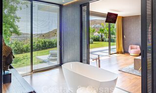 Fenomenal villa de lujo contemporánea en venta, directamente en el campo de golf con vistas al mar en un resort de golf en Marbella - Benahavis 43985 