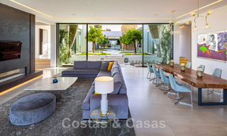 Fenomenal villa de lujo contemporánea en venta, directamente en el campo de golf con vistas al mar en un resort de golf en Marbella - Benahavis 43989 