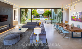 Fenomenal villa de lujo contemporánea en venta, directamente en el campo de golf con vistas al mar en un resort de golf en Marbella - Benahavis 43989 