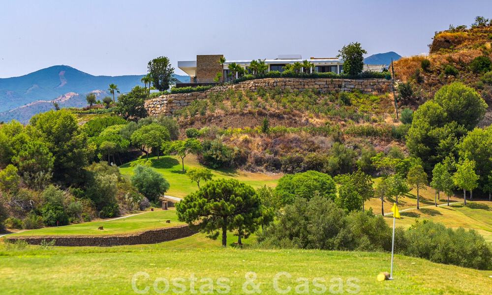 Fenomenal villa de lujo contemporánea en venta, directamente en el campo de golf con vistas al mar en un resort de golf en Marbella - Benahavis 43992